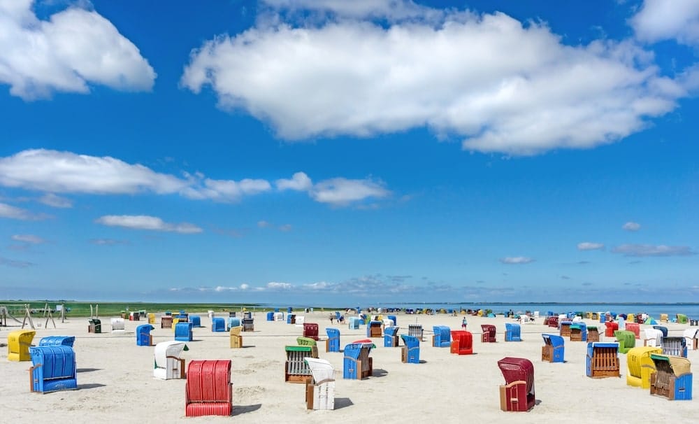 a-beach-scene-in-ostfriesland-north-germany-P32U2BM-min